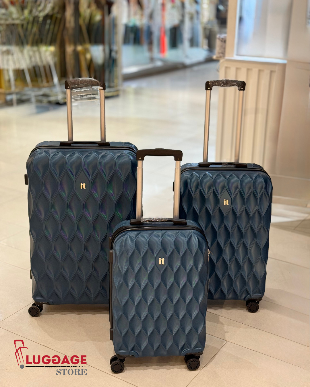 IT PC Luggage – Unbreakable, 4-Wheel Spinner with Telescopic Handle