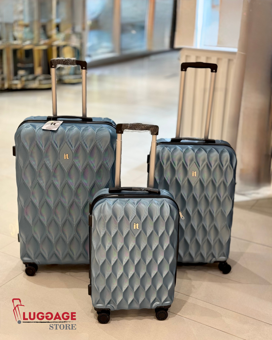 IT PC Luggage – Unbreakable, 4-Wheel Spinner with Telescopic Handle