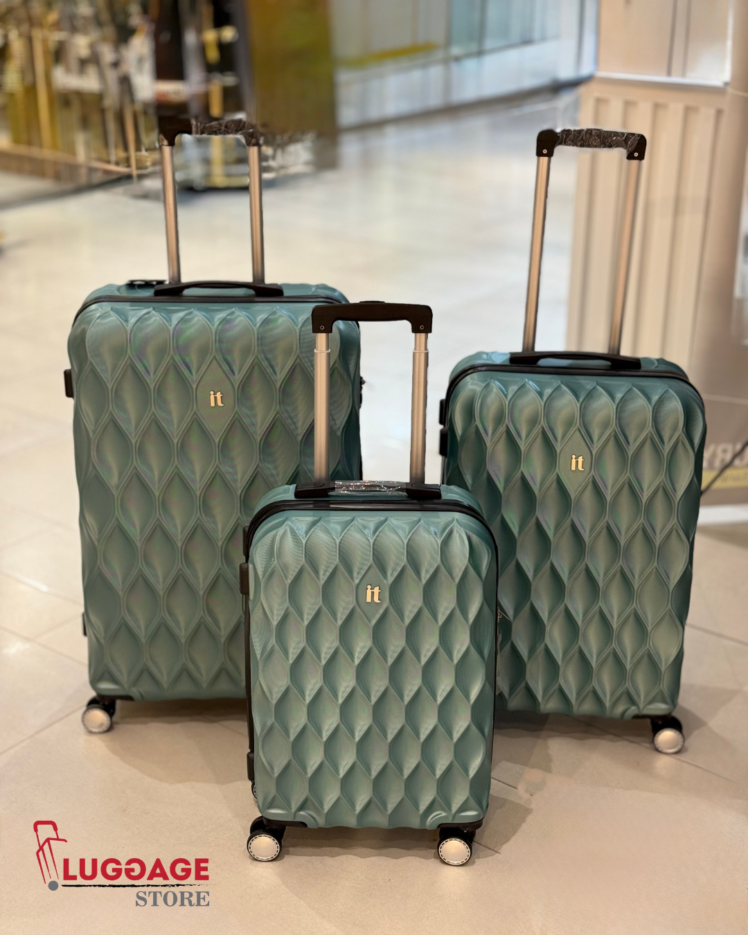 IT PC Luggage – Unbreakable, 4-Wheel Spinner with Telescopic Handle